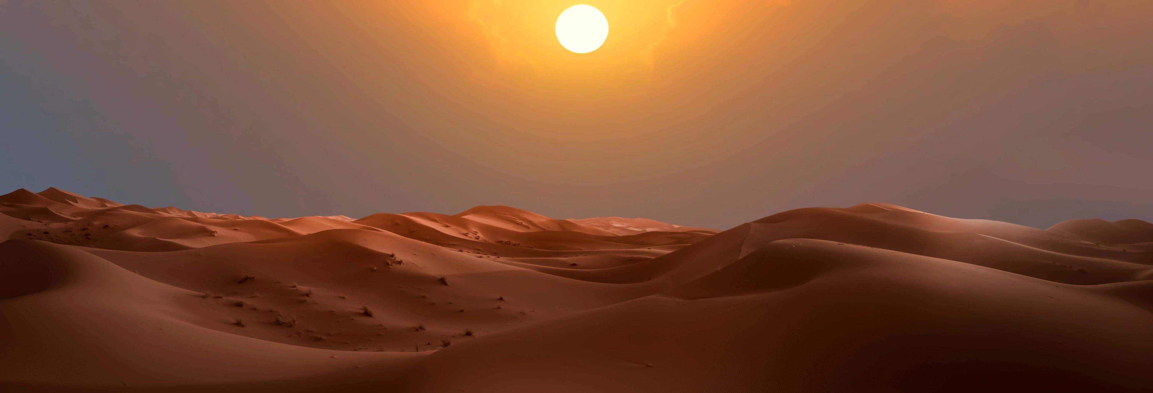 Amanecer o puesta de sol en el desierto de Merzouga