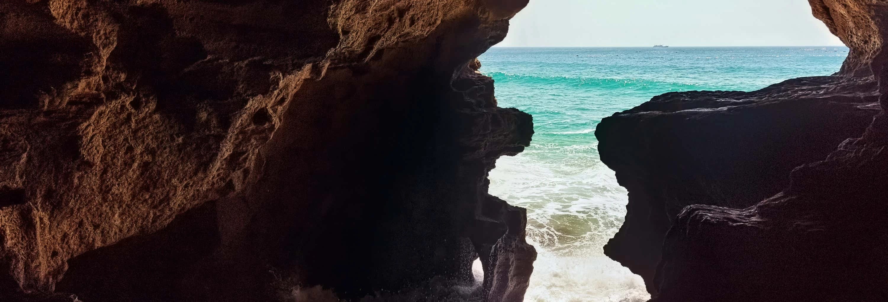 Passeio de um dia pela Costa Marroquina: Cabo Spartel, Cavernas de Hércules e Asilah
